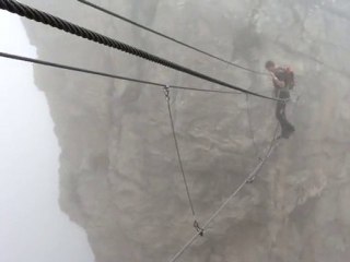 Pont Népalais au roc du vent en plain dans l'orage