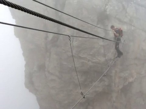 Pont Népalais au roc du vent en plain dans l'orage