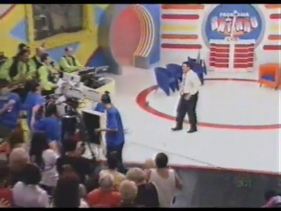 Ratinho dá esporro na produção e serra cadeira ao vivo