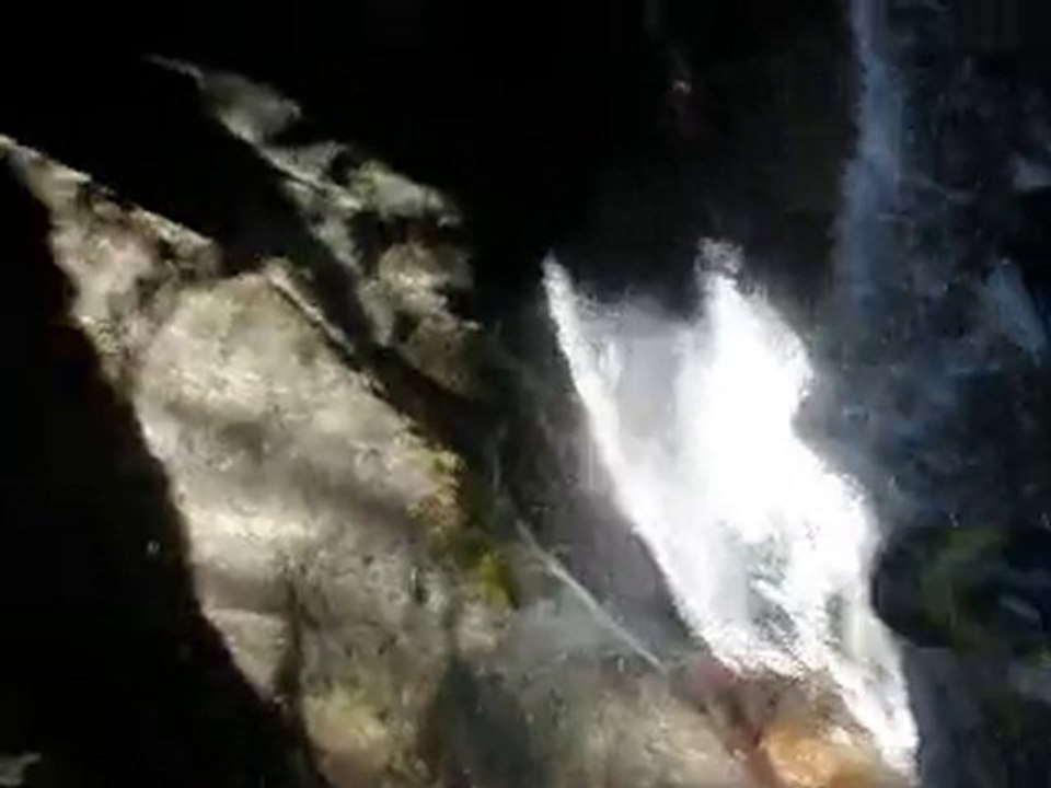 Canyoning en Ardèche: toboggan en randonnée aquatique