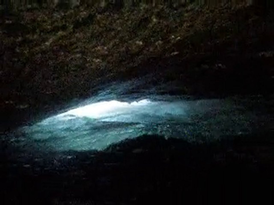 Canyoning en Ardèche: petit siphon en randonnée aquatique.