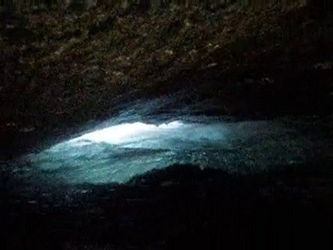 Canyoning en Ardèche: petit siphon en randonnée aquatique.