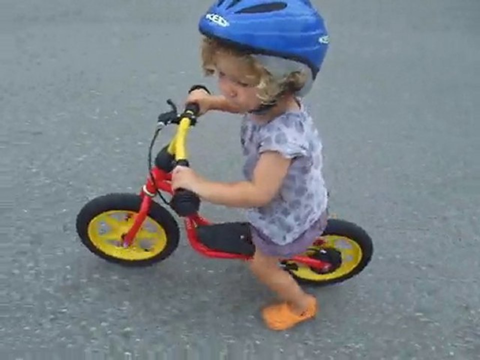Mali (27 mois) "à fond les ballons" sur sa draisienne Puky
