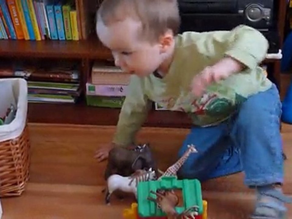 Joseph joue avec ses animaux