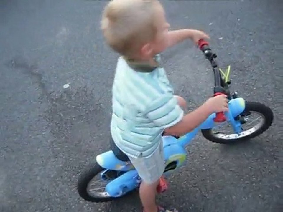 enzo fait du vélo le 20 aout 2010
