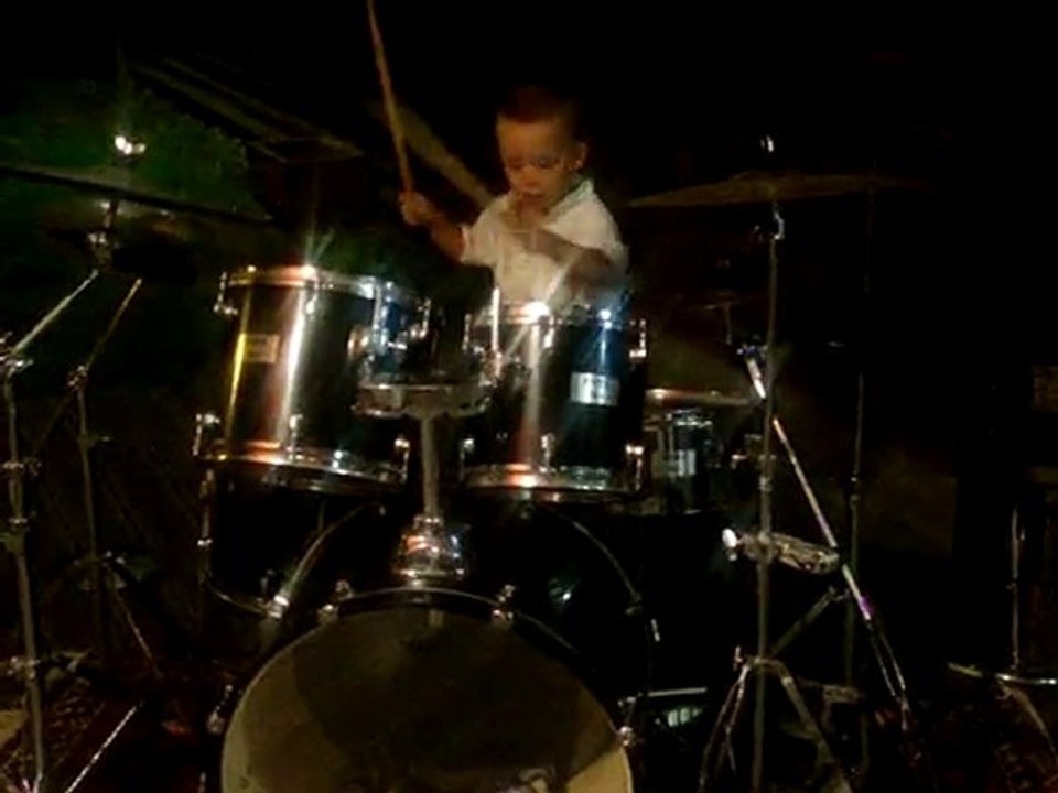 Evan joue de la batterie