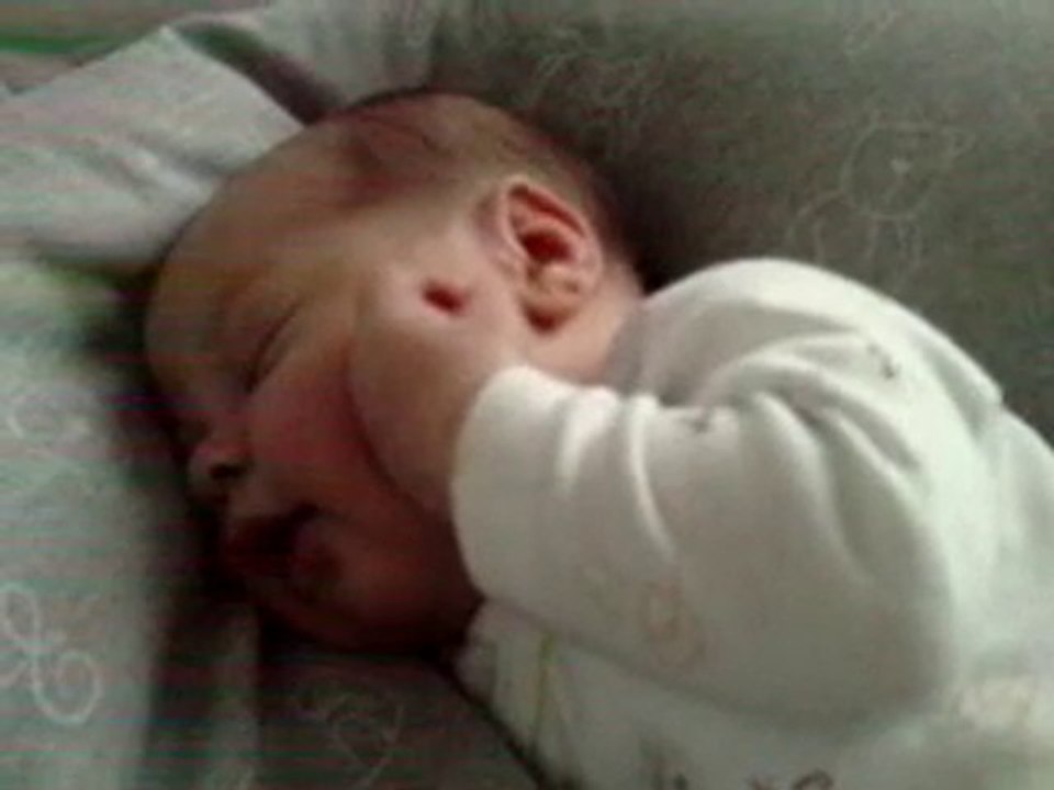 Juliette sourit en dormant