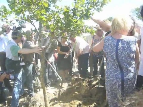 Eva Joly ou José Bové ; qui manie le mieux la pelle ?
