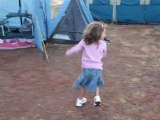 Aout 2010 - Au camping à Fréjus, Lucile et Juline jouent