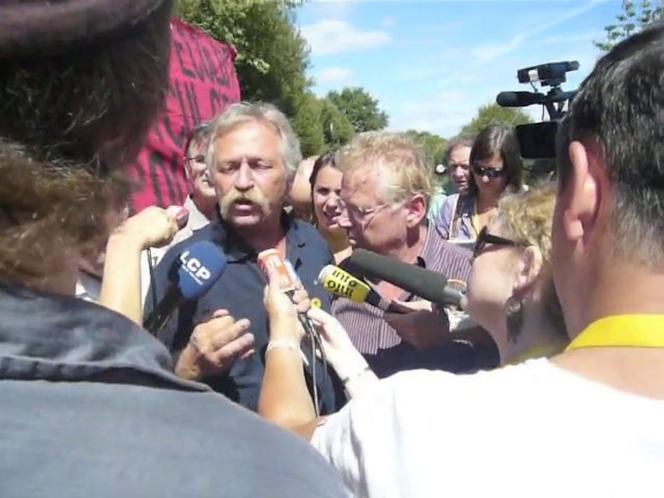 Cohn-Bendit et Bové interpelés par un militant décroissant