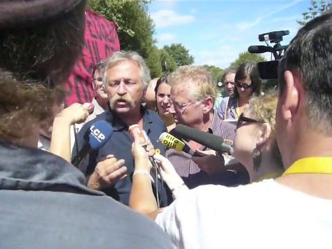 Cohn-Bendit et Bové interpelés par un militant décroissant