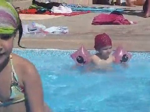 Aout 2010 - A la piscine du camping