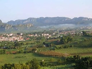 CUBA : Vue panoramique sur les Mogotes (Vision aller)