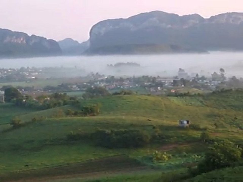 CUBA Vue panoramique sur les Mogotes (Vision retour)