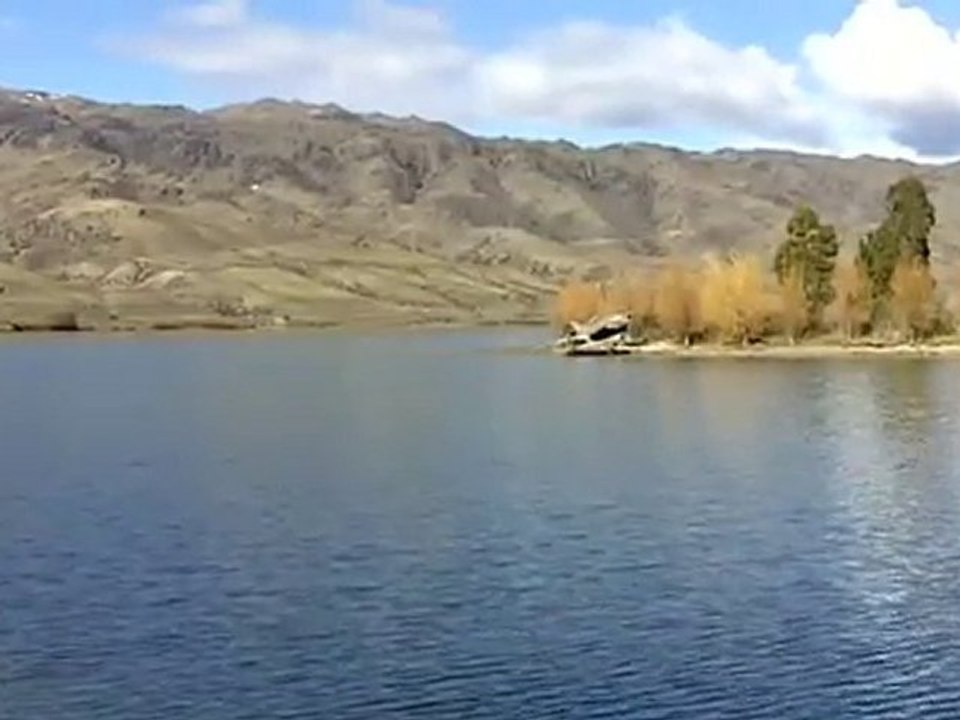 Reflecting Lake Dunstan at Cromwell, New Zealand (1 of 8)