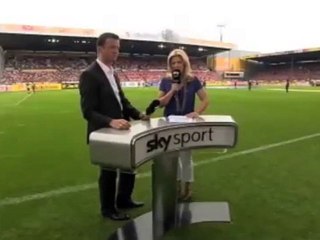 giornalista tv centrata in testa da una pallonata