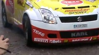 une voiture qui chaufe les pneus au rallye d'allemagne 2010