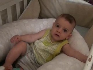 Lucien joue dans son lit