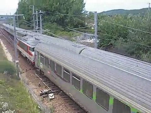 Croisement de deux trains à Launay (près de Serquigny)