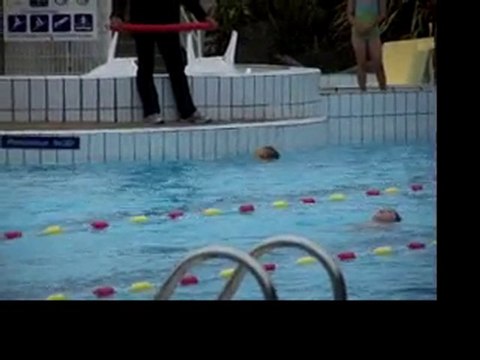 Premiers mouvements dans la piscine
