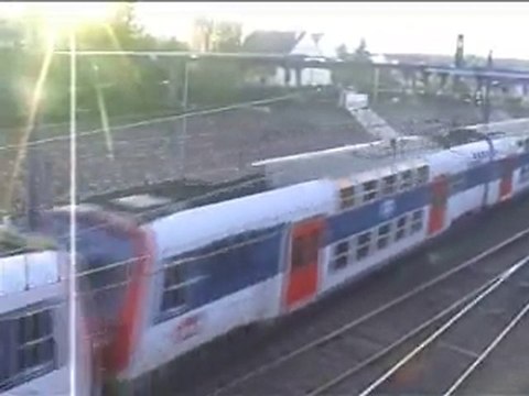 une UM z5600 part de la gare de moret