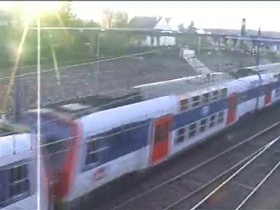 une UM z5600 part de la gare de moret