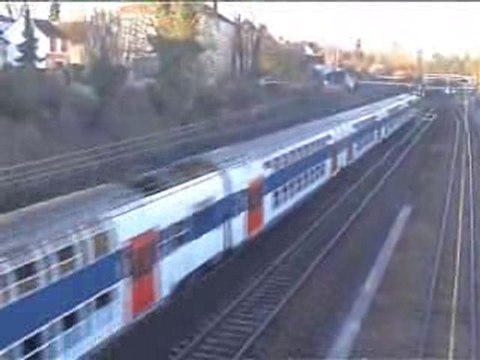 une UM z5600 passe sous le pont de moret