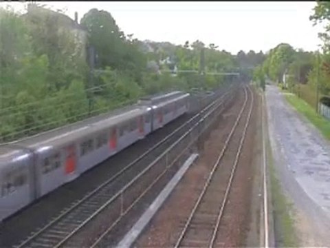 une z5300 passe sous le pont de moret