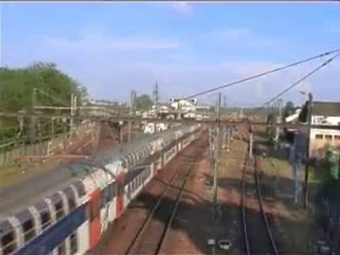 une z5600 arrive en gare de moret