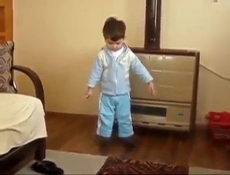 Küçük çocuğun Windows dansı