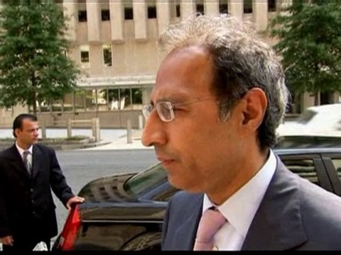 Pakistan seeks to save economy as more flee floods