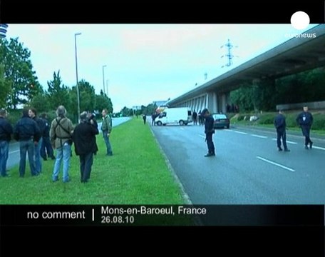 French police raids an illegal Roma camp - no comment