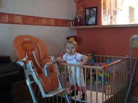 20108 - Alice debout dans le parc