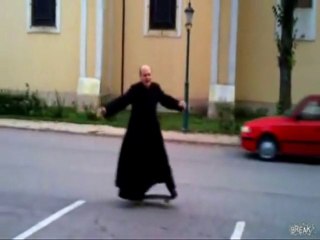 Un curé roule en skateboard