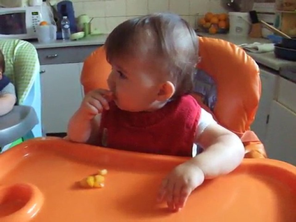 Isis mange des mirabelles - 15 mois