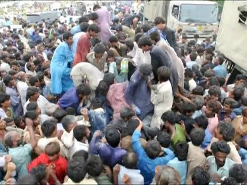 Evacuated Pakistanis settle on streets