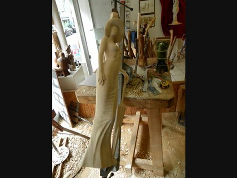 Sculpture en bois :jeune fille à l'ombrelle