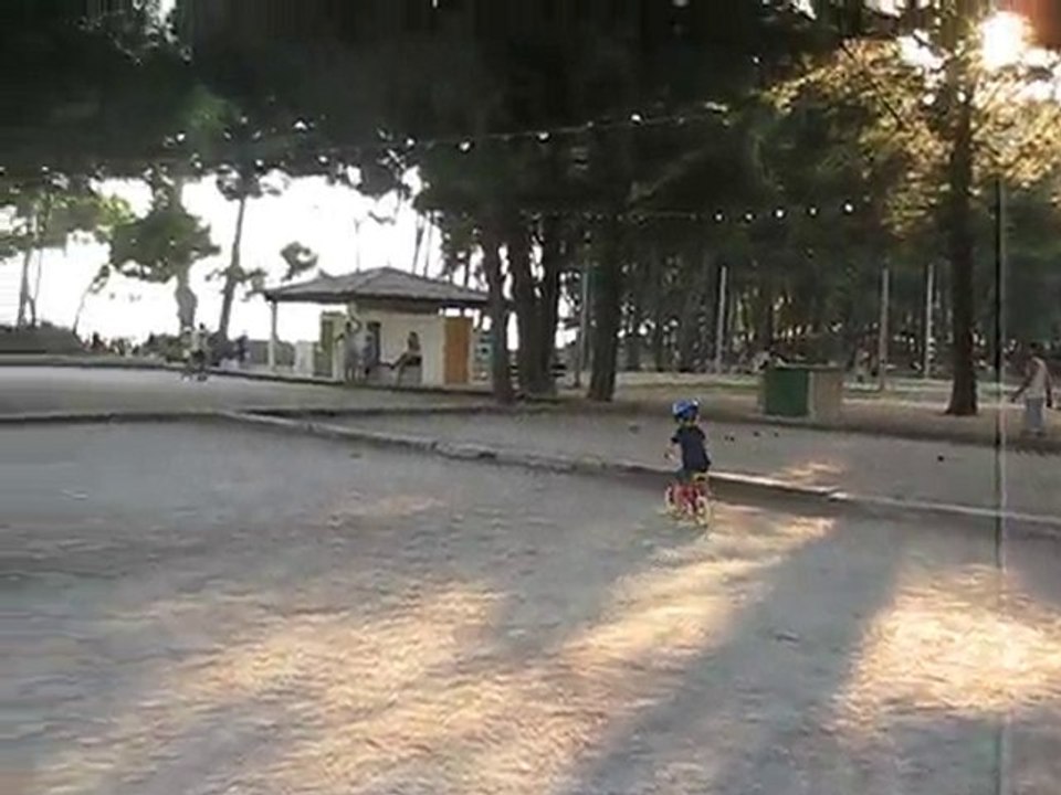 Joan fait du vélo