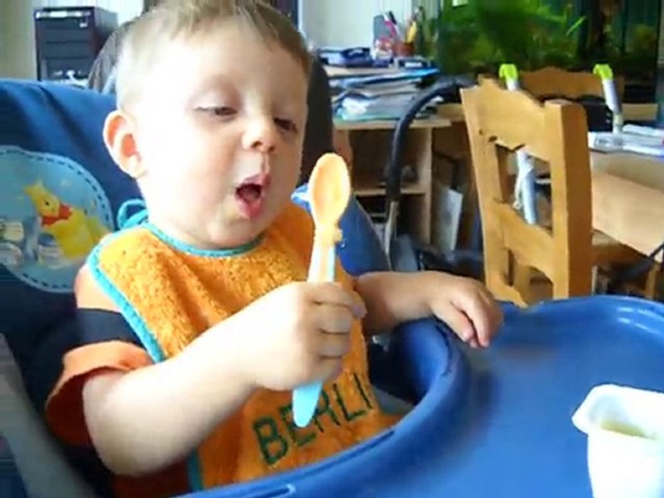 Nathan face à sa compote