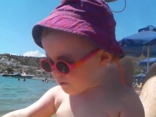 Clotilde papote à la plage