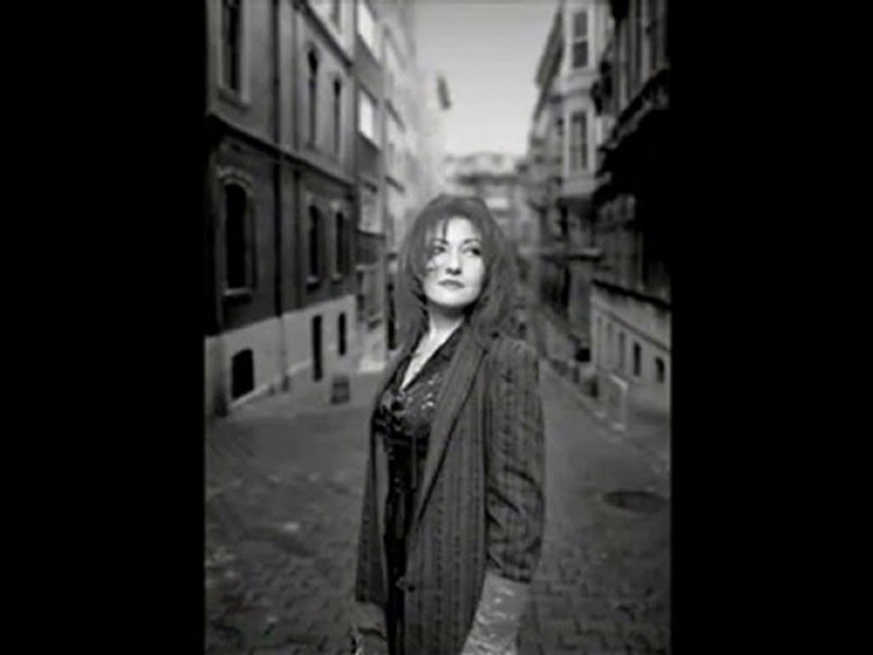 Candan Erçetin - SENSiZLiK