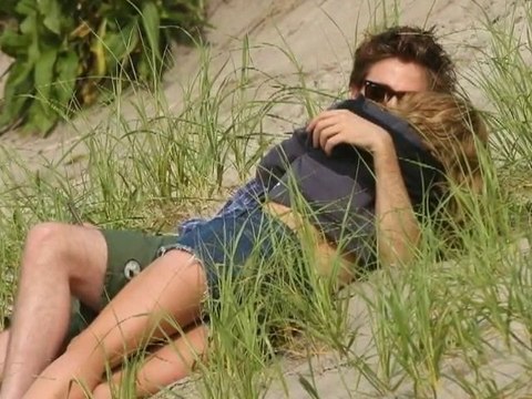 SNTV - RPattz gets cuffed!