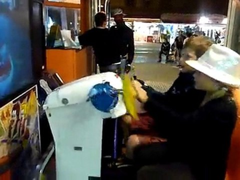 20100811 Clara et Mathieu jeu vidéo Lacanau