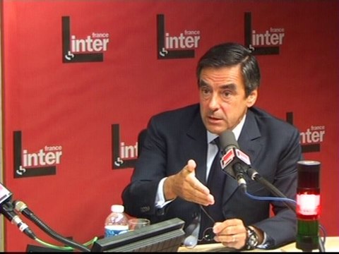 Roms: Fillon défend les expulsions mais fustige la surenchère