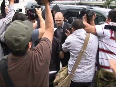 SNTV - RPattz ditches the hood