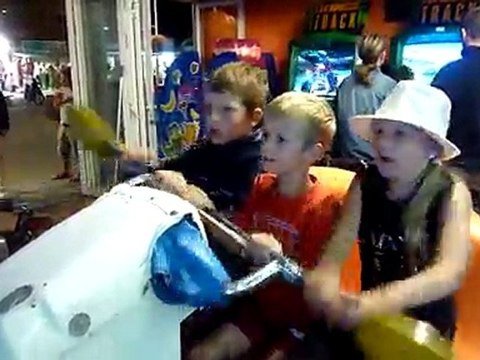 20100811 Clara, Mathieu et Thomas jeu vidéo Lacanau