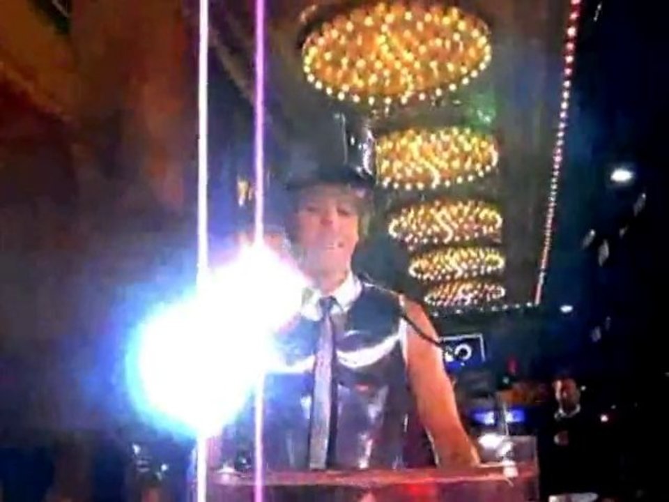 SNTV - The building Bruno buzz!