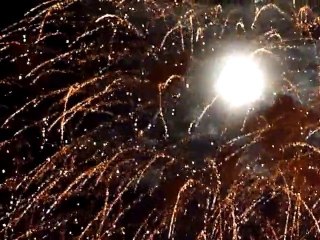 Fuegos artificiales con la luna de fondo, plano corto ...