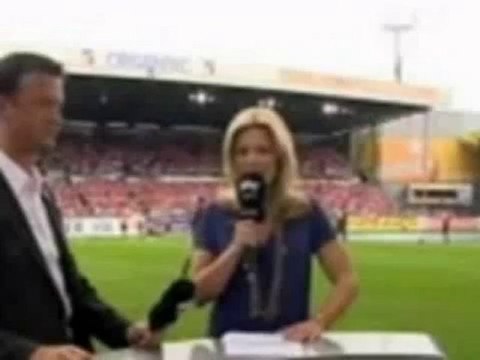 Une journaliste se prend violemment un ballon de foot