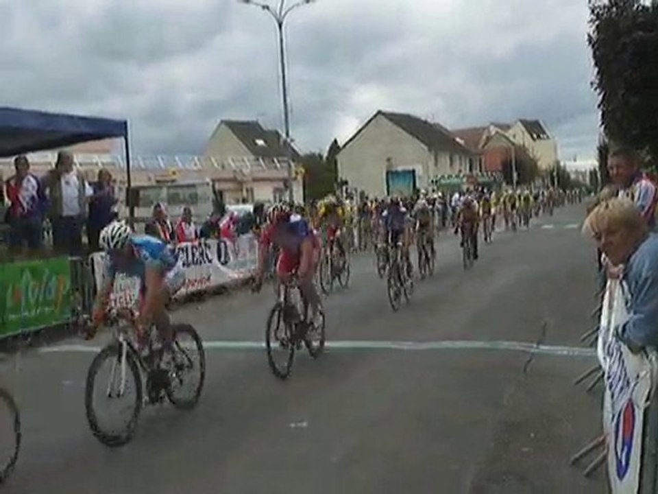 Arrivée 2eme cat  part 2 Villeparisis 2010